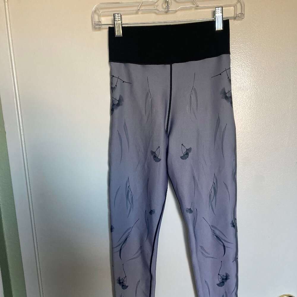 Ultracor luxury gray black leggings with leaf print size medium
